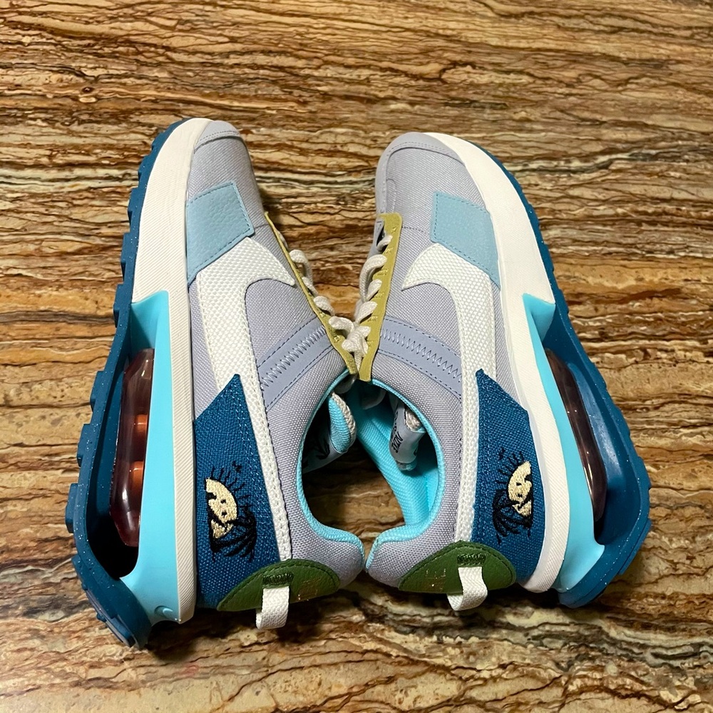 Nike - Picture 4 of 9